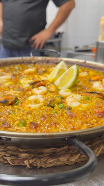Una buena paella 🥘 que hacemos para que te puedas llevar o comer en el restaurante.
🤫 En nuestras opciones de platos del día entre semana siempre intentamos ofrecer diferentes paellas como opción
Seguimos con nuestro día 🤗
#restaurantemallorca #comerenmallorca #manacor #mallorca