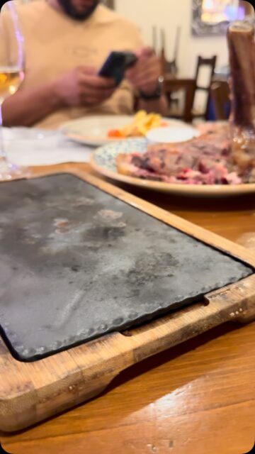 Viernes noche y nosotros empezamos con el servicio de la mejor carne a la brasa de la comarca 🙂‍↔️

Te esperamos para cenar vamos empezando abrir la botella de vino 🍷 

#restaurantemallorca #comerenmallorca #manacor #carnebrasa